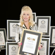 Dolly Parton si je zaradi enajstih vpisov v Guinnessovo knjigo rekordov prislužila naziv ikona