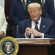 Trumpovo "darilo narodu": pregrešno draga plesna dvorana v Beli hiši