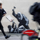 Banksy na pročelje sodišča naslikal sodnika, ki s kladivcem pretepa neoboroženega protestnika