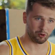 Luka Dončić v reklami stopi iz ogromne škatle s kopalno gobico v rokah