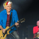 Serija The Rolling Stones: Kotaljenje skozi življenje: Keith Richards – nedelja ob 22.20 na TV SLO 1