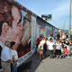 Obletnica East Side Gallery ali kraj, kjer se Brežnjev in Honecker že 35 let poljubljata