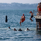 Za novo leto je v Portorožu v morje skočilo okoli 400 pogumnežev