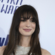 Anne Hathaway kljub vlogi pop zvezdnice ostaja zvesta igranju