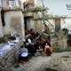 V sadovnjaku Topolovega – instalacija, ki zabriše meje med branjem, poslušanjem in bivanjem