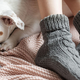 Kaj pomeni, če vaš pes rad spi pri vaših nogah? S tem sporoča več, kot si mislite