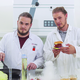 Mlada Slovenca sta razvila sočen rastlinski burger!