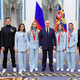 Putin sprejel junake OI in v bran vzel najstnico, ki se je znašla sredi dopinškega škandala