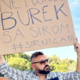 Bosanski režiser s transparentom po Črni gori: Burek s sirom ne obstaja! #foto