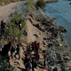 Američani bodo migrante vračali v Venezuelo, Biden nadaljuje z gradnjo zidu