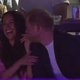 Neprijetno: Meghan pred polno dvorano zavrnila princa Harryja #video