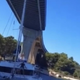 Katamaran z danskimi turisti ostal zagozden pod mostom #video