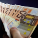 Kaj o ideji obdavčitve izrednih dobičkov bank menita ekonomista?