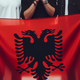 Zgražanje nad Albansko zastavo: je bila res razgrnjena v slovenski šoli?