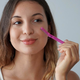 Dermaplaning ali britje obraza: kakšne so njegove prednosti in slabosti?