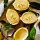 Kako pripraviti to viralno limonino sladico? Imamo recept.