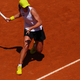 Iga Swiatek oddala le eno igro, Naomi Osaka naprej po treh nizih