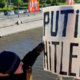 Incident v Moskvi: Razglasil "Putin je Hitler" in skočil v globino #video