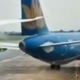 Incident na letališču: boeingovo letalo s krilom prerezalo rep Airbusa #video