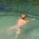 Priljubljena voditeljica skočila v osvežujoče jezero