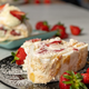 Lahkotna in sveža: recept za rulado Pavlova z jagodami #video
