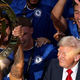 Donald Trump zmedel nogometaše Chelseaja in skakal z njimi #video