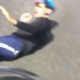 Drama na Touru! Le centimetri so ga ločili od hude poškodbe. #video