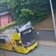 Bizarna nesreča v Manchestru: avtobusu odtrgalo streho, trije potniki huje poškodovani #video