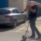 Saj ni res, pa je: vozil skiro z jagenjčkom na rami #video