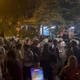 Kamenjajo novinarje, policisti pretepajo civiliste ...