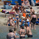Invazija na plažah v Istri. Ljudem se ne zdi, da plavajo v morju.