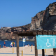 Zaprli priljubljeno plažo: zaradi onesnaženja morske vode v bolnišnici več kot sto ljudi