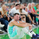 Šaljivec Luka Dončić navijaču "vzel" denar #video
