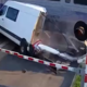 Neverjeten posnetek: voznik kombija ostal ujet na železniškem prehodu, ko je pripeljal vlak #video