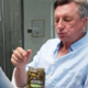 Ker naj bi bil čas kislih kumaric, si jih je privoščil tudi Pahor