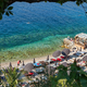 Noro početje starejšega moškega na plaži pri naših sosedih