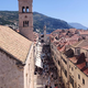 Trume obiskovalcev v vrsti čakale pred priljubljeno dubrovniško turistično točko