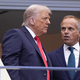 Vsi se sprašujejo, kdo je moški ob Trumpu. To je znano.