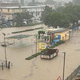Pri naših sosedih se že borijo s poplavami, otok odrezan od sveta