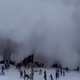 Obupano bežanje pred snežnim plazom, ki je zgrmel proti smučarjem #video