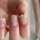 Čipka na nohtih: eleganten trend, ki osvaja družbena omrežja