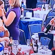 Po streljanju na gala večerji: gostja ukradla dve steklenici vina #video