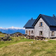 Sonce in golaž za prvi maj vabita v planinske koče