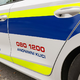 Opit voznik trčil v ograjo in policistom grozil z ubojem