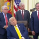 Kaj se dogaja s Trumpom? Med sestankom je znova malo zadremal. #video