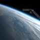 Satelita zgolj deset metrov od trka