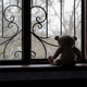 Policija ujela pedofila, ki je zlorabljal 12-letnico, našli so ga na pokopališču