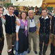 Radi igrajo in gledajo nasmejane obraze