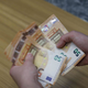 Na bankomatu našla 500 evrov in jih nesla policistom