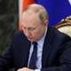 Konec ugibanj? V javnost pricurljal posnetek, ki razkriva, da naj bi bil Putin na smrt bolan